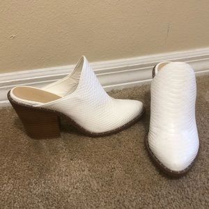 NWT Chinese Laundry Snake Mules